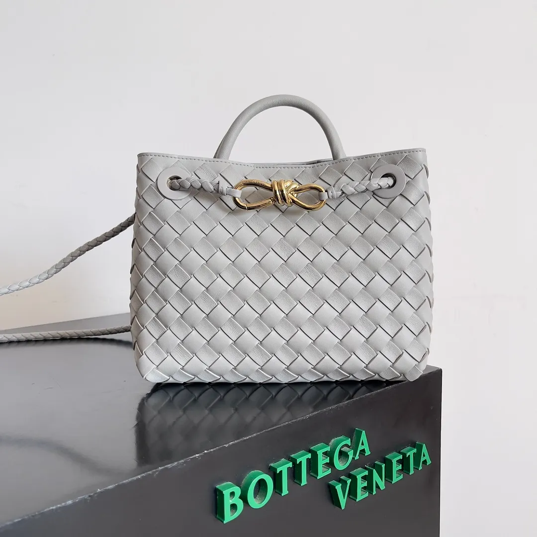The 2023 new Andiamo batch of 1860 BV has been shipped‼ ️Really popular🔥The new Andiamo woven handbag launched by Bottega Veneta this season is really popular all over the world! ! Celebrities at home and abroad have worn it, and Oscar-winning actress Michelle Yeoh has taken it out on the street. Song Jia, Trai Yara, Yu Feihong, Sanji Ayaka, Rosie Hunting-Whiteley, Yoshioka Riho, etc. have all picked up this bag. It is classic and versatile, showing off its temperament, and the bag capacity is also large, which is very convenient for daily commuting! ! A variety of carrying methods, the shoulder straps can be adjusted by yourself, the original lambskin feels soft and delicate, and the neutral style is made to break gender boundaries and bring a more practical and longer-lasting use experience. Andiamo, which has both elegant and casual styles, perfectly interprets the true appearance of "fashionable old money style". Style number: 743568 Size: 25*22*10.5cm